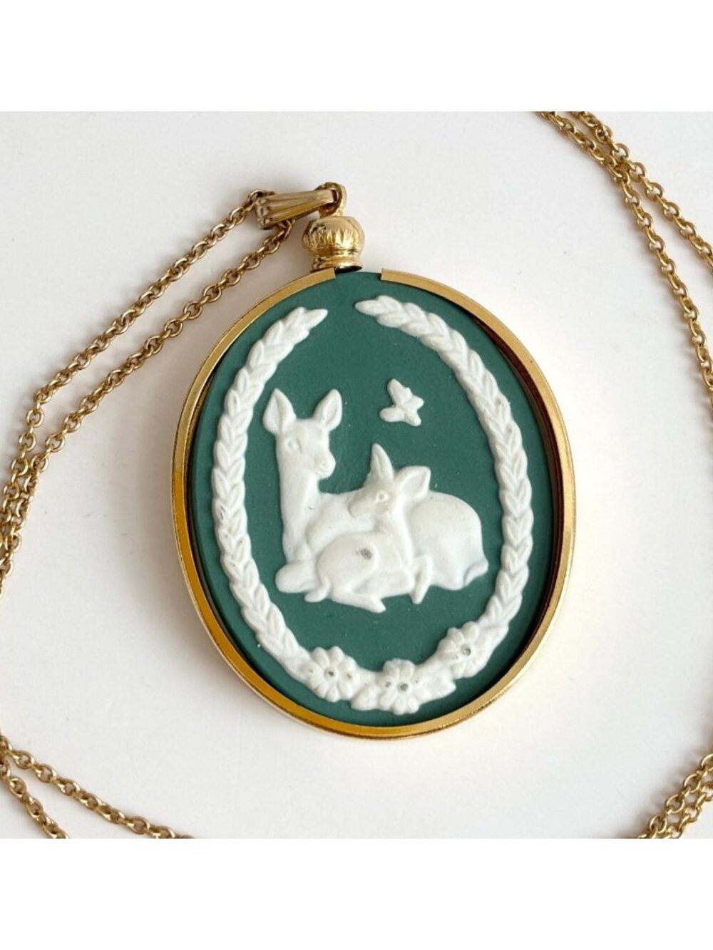1981 Franklin Porcelain Mother's Day Cameo Deer Gold T Pendant Vintage Necklace